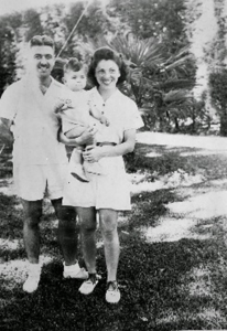 Figura 19- Meus pais no Banespa comigo no colo da minha mãe.