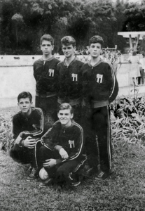 Figura 21- Time de futebol de salão do Banespa, campeão paulista juvenil de 1961. Em pé da esquerda para a direita: Eu, Eduardo e José Carlos. Agachados: Pereira e Rosenval.