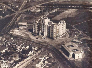 Figura 3- Vista aérea da construção do Instituto Biológico em 1940. A casa dos meus pais, a partir da esquina da rua Morgado de Mateus) é o terceiro telhado da direita para a esquerda e a dos meus avós a quarta.