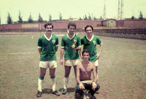 Figura 8- Foto da Intermed de Botucatu de 1969 vencida pela EPM. Nosso time de futebol foi vencedor, estou ladeado por 2 colegas de turma, à esquerda Sérgio Birigui e à direita Fernando Fernandes. 