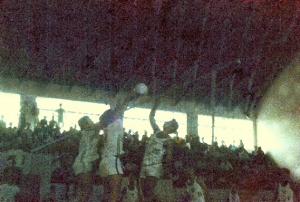 Figura 9- Foto da decisão do voleibol da Intermed de 1970, em Santos, vencida pela EPM. Estou atacando contra o bloqueio da USP. 