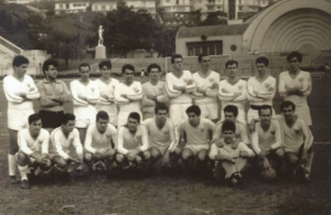 Figura 12- Time de futebol da primeira PAULI-MED em 1965, no estádio do Pacaembu antes da construção do tobogã.