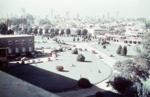 Figura 20- Vista do jardim de entrada do hospital e visão parcial do centro da cidade de Haedo ao fundo.