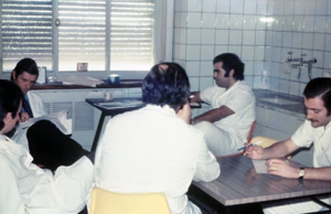 Figura 2- Foto de um "Ateneo de Bibliografia" coordenado pelo Dr. Toccalino com a participação dos Especializandos em Gastropediatria no Policlínico Alejandro Posadas em 1973.