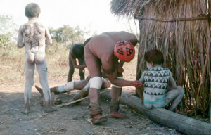 Figura 17- Pai pintando filho para participar da festa do Jawari, manifestação cultural das mais tradicionais na região do Alto Xingu.