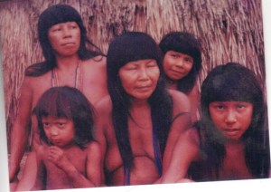 Figura 30- Grupo de mulheres índias com suas filhas, de aspecto altivo e amistoso.