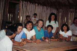 Figura 18- Reunião com as lideranças indígenas no Posto Diauarum em 1990. Ao meu lado esquerdo está Megarom que foi diretor do PIX.