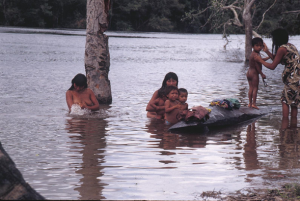 Figura 25- Banho de rio na aldeia Juruna em 1990.