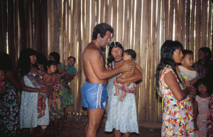 Figura 26- Trabalho de campo na aldeia Juruna em 1990.