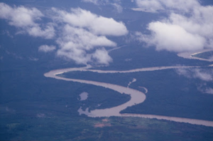 Figura 29- Vista aérea da região do Alto Xingu, dentro do PIX, destacando-se o rio Kuluene afluente do Xingu e a aldeia Kalapalo na sua proximidade.