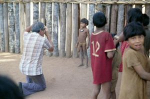 Figura 3- Prof. Baruzzi fazendo o trabalho de identificação fotográfica de uma criança índia.