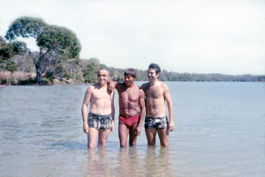 Figura 10- Prof. Baruzzi, Tacuman e eu na lagoa do Ipavu que banha a aldeia Camaiura.