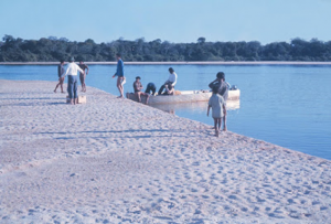 Figura 2- Desembarque da equipe médica em uma praia do rio Xingu para iniciar a caminhada em direção a uma aldeia.