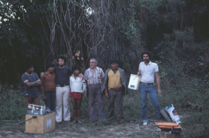 Figura 4- Nossa equipe de trabalho acompanhada de alguns índios com o material de avaliação nutricional.