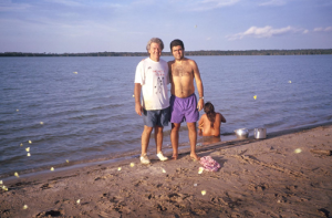 Figura 29- Uly e eu às margens do lago do Ipavu na aldeia Camaiura.