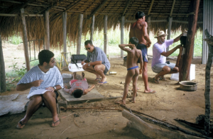 Figura 31- A equipe de trabalho em plena ação obtendo os dados antropométricos das crianças índias.