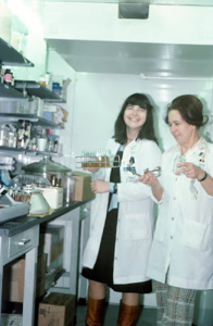Figura 14- Mary Ann carregando a prateleira com os tubos de ensaio após ter dosado a HRP por técnica bioquímica. Notar o tom amarronzado do fluido no interior dos tubos de ensaio.