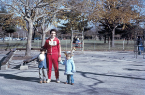 Figura 12- Um fim de semana no Eisenhower Park quando da minha participação de uma corrida de 6 milhas. Uly também correu 3 milhas e foi premiado como o mais jovem participante da prova.