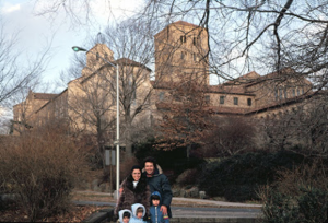 Figura 13- A família em visita ao Cloister um castelo medieval trazido da Europa por um milionário americano e transplantado no norte de Manhattan.