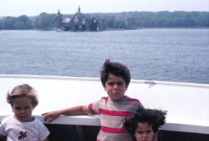 Figura 16- Uly, Juliana e Marina em um passeio de barco pelo lago Ontário na região das Thousand Islands.