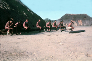 Figura 15- Homens índios socializando em frente a uma oca no fim de tarde.