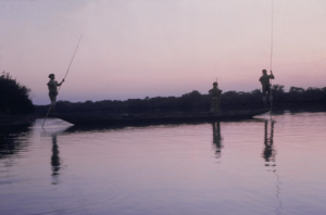 Figura 11- Homens índios pescando no lago próximo à aldeia.