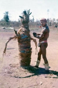 Figura 20- Festa do Javari, índio construindo totem para as disputas de arco e flecha.