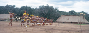 Figura 22- Festa do Javari. Índios perfilados para as danças.