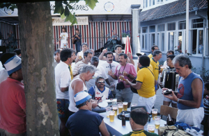 Figura 9- Confraternização musical com o grupo da Islândia, regada a muita cerveja dinamarquesa.