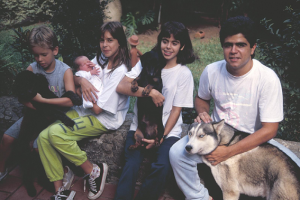 Figura 12- Walkyria ainda recém nascida com os irmãos Diego, Gabriela, Marina e Uly, junto com nossos cães: Tobi, Maguila e Megaron.