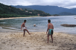 Figura 18- Uly e eu, desfrutando nossa paixão conjunta, em um fim de ano dos anos 1990 na praia Vermelha em Ubatuba, na casa do meu primo Américo.