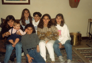 Figura 23- A equipe de Ginástica Olímpica completa que representou o Brasil no Campeonato Mundial de 1991, em visita à minha casa. Elas vieram do Rio de Janeiro aonde treinavam, inclusive Marina, que lá viveu todo um ano, para disputar um campeonato internacional em São Paulo.