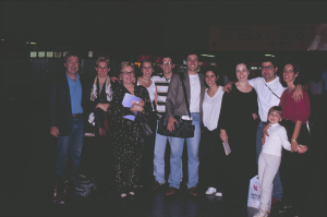 Figura 24- O grupo todo e mais alguns agregados no aeroporto de Guarulhos no momento da partida para Nova Iorque. Da esquerda para a direita: eu, Fábia, mãe de Dudu (namorado da Marina na época), Gabriela (filha da Fábia) e seu namorado na época, Dudu, Marina, Juliana, Uly, Carmem (namorada do Uly na época) e Walkyria.