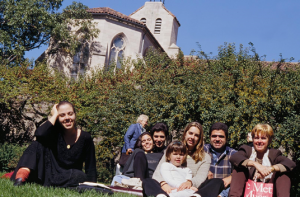 Figura 28- Todo o grupo, menos eu que os fotografei, com os Cloisters ao fundo.