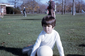 Figura 33- Uly com sua recentemente adquirida paixão, a bola de futebol, no Eisenhower Park, nosso parque predileto em Long Island. Foi aí que eu comecei a ensiná-lo os primeiros truques deste esporte fascinante.