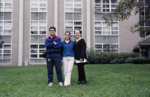 Figura 34- Uly, Marina e Juliana, bem embaixo da janela do nosso antigo apartamento.