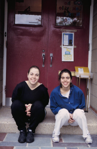 Figura 41- Juliana e Marina na porta de entrada da escola maternal.