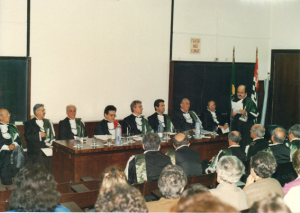 Figura 2- Cerimônia de posse de Professor Titular, em 1988. Acima Prof. Benjamin Kopelman faz o discurso de saudação a mim e abaixo Professor Nader Wafae, então Diretor da EPM, faz a colocação do símbolo da titularidade.