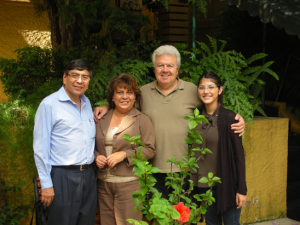 Figura 13- Dra. Arelis LLeras à minha direita oriunda de Maracaibo, Venezuela, com sua família em visita a São Paulo depois de muitos anos de aqui ter vivido para realizar conosco seu curso de Mestrado e Doutorado. Trabalhou comigo na Favela Cidade Leonor coletando amostras de fezes de crianças com e sem diarreia para pesquisa de agentes enteropatogênicos. Foi uma pesquisa extremamente importante que fez parte de um capítulo para desvendarmos a história natural da Enteropatia Ambiental.