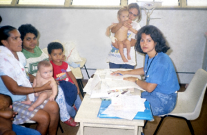 Figura 14- Dra. Fátima Lindoso, natural de Recife, fez o curso de especialização e em seguida realizou os cursos de Mestrado e Doutorado sob minha orientação. Seus trabalhos na Favela Cidade Leonor promovendo o aleitamento natural exclusivo por tempo prolongado demonstraram cabalmente a excepcional importância dessa prática em populações socialmente vulneráveis. Atualmente Fátima é Professora Titular do Departamento de Pediatria e Diretora da Faculdade de Medicina da Universidade Federal de Goiás.