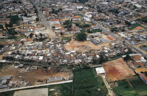 Figura 1- Visão aérea de uma parte da favela, aonde se visualizam os barracos e o córrego da Água Espraiada.