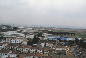 Figura 2- Foto aérea obtida desde a favela avistando uma das cabeceiras da pista do aeroporto de Congonhas.