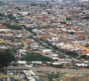 Figura 4- Vista aérea panorâmica da favela cidade Leonor e sua conexão com a região urbanizada.