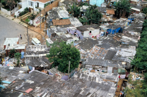 Figura 5- Vista aérea mais detalhada do conglomerado de barracos e o contato direto com a área urbanizada.