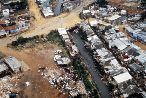 Figura 6- Vista aérea dos barracos margeando o córrego da Água Espraiada.