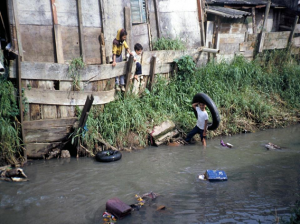 Figura 9- Crianças moradoras da favela brincando dentro e às margens do córrego.