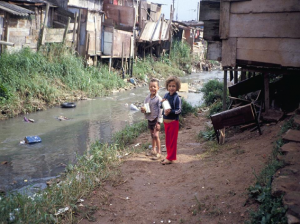 Figura 11- Crianças moradoras da favela às margens do córrego.