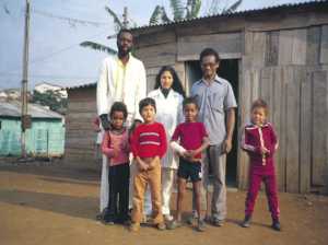 Figura 13- Nossa equipe de trabalho com os moradores locais: da esquerda para a direita Tuta, Magnólia e Henrique, com algumas crianças da comunidade.