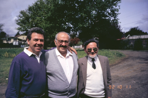 Figura 1- Da esquerda para a direita Eriberto Fernandez, Prof. Trabulsi e eu em Valdivia, Chile, em 1992, durante um Simpósio sobre Agentes Enteropatogênicos.