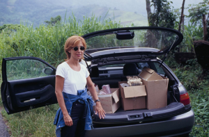 Figura 2- Profa. Isabel Scaletsky com o material de investigação no porta malas do meu carro, no início da nossa jornada no alto da serra de Angra dos Reis.